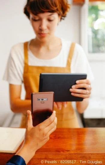 Frau mit Tablet - aus dem Artikel - Was moderne Smart Home Technik mittlerweile alles kann